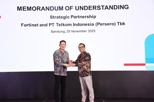 VP Global Strategic Partnership & Synergy Telkom, Arfianto Ramadhian (kanan) saat memberikan cinderamata kepada Director Fortinet Indonesia, Edwin Lim pada acara seremoni penandatanganan MoU antara Telkom dan Fortinet di Bandung, pada Selasa, 25 November 2025. Foto Istimewa.