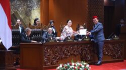 Ketua DPR RI Puan Maharani menerima dokumen RUU KUHAP dari Ketua Komisi III DPR, Habiburokhman dalam rapat paripurna yang mengesahkan RUU KUHAP menjadi UU KUHAP yang baru. Foto: Dep/vel/dpr.go.id.