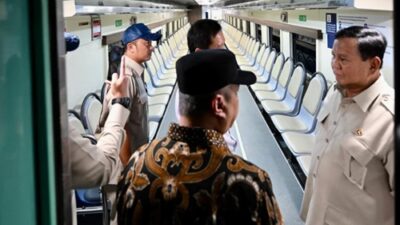 Presiden Prabowo Subianto meninjau kereta khusus petani dan pedagang di Stasiun Manggarai, Jakarta, pada Selasa, 4 November 2025. Foto Cahyo/ BPMI Setpres.