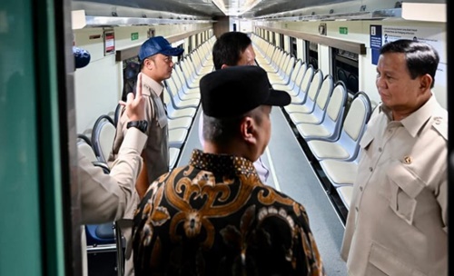 Presiden Prabowo Subianto meninjau kereta khusus petani dan pedagang di Stasiun Manggarai, Jakarta, pada Selasa, 4 November 2025. Foto Cahyo/ BPMI Setpres.