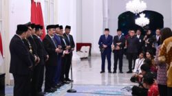 Ketua Komisi Reformasi Polri, Jimly Asshiddiqie bersama anggota komisi memberikan keterangan pers usai dilantik Presiden Prabowo di Istana Merdeka, Jakarta, Jumat, 7 November 2025.