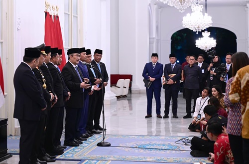 Ketua Komisi Reformasi Polri, Jimly Asshiddiqie bersama anggota komisi memberikan keterangan pers usai dilantik Presiden Prabowo di Istana Merdeka, Jakarta, Jumat, 7 November 2025.