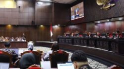 Hakim Mahkamah Konstitusi menggelar sidang pengucapan putusan pengujian Undang-Undang Nomor 2 Tahun 2002 tentang Kepolisian, Kamis, 13 November 2025, di Ruang Sidang MK. Foto Ifa/mkri.id.