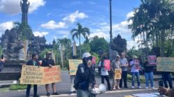 Solidaritas Jurnalis Bali meminta majelis hakim Pengadilan Negeri Jakarta Selatan menolak gugatan Menteri Amran terhadap Tempo senilai Rp200 miliar dalam aksi solidaritas Tempo di Lapangan Renon, Minggu, 16 November 2025. Foto Istimewa.