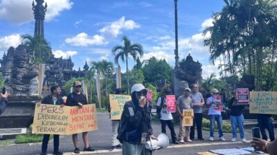 Solidaritas Jurnalis Bali meminta majelis hakim Pengadilan Negeri Jakarta Selatan menolak gugatan Menteri Amran terhadap Tempo senilai Rp200 miliar dalam aksi solidaritas Tempo di Lapangan Renon, Minggu, 16 November 2025. Foto Istimewa.