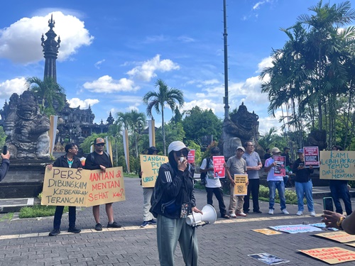 Solidaritas Jurnalis Bali meminta majelis hakim Pengadilan Negeri Jakarta Selatan menolak gugatan Menteri Amran terhadap Tempo senilai Rp200 miliar dalam aksi solidaritas Tempo di Lapangan Renon, Minggu, 16 November 2025. Foto Istimewa.