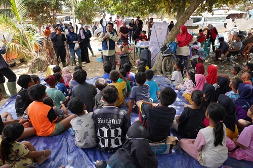 Program pendampingan dan trauma healing bagi anak-anak di Desa Menanggini, Kabupaten Aceh Tamiang. Foto Istimewa.