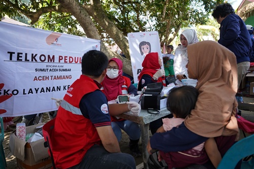 Relawan Telkom Indonesia melaksanakan rangkaian kegiatan sosial dan kemanusiaan di Desa Menang Gini, Kabupaten Aceh Tamiang. Foto Istimewa.