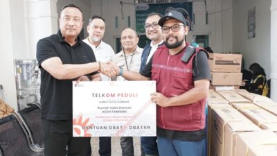 Direktur Network Telkom Indonesia, Nanang Hendarno saat menyalurkann bantuan kepada korban bencana Aceh, Sumatra Utara dan Sumatra Barat, beberapa waktu lalu.