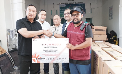 Direktur Network Telkom Indonesia, Nanang Hendarno saat menyalurkann bantuan kepada korban bencana Aceh, Sumatra Utara dan Sumatra Barat, beberapa waktu lalu.