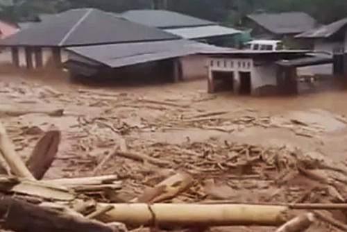 Banjir bandang membawa material kayu gelondongan di Kabupaten Tapanuli Tengah, Sumatera Utara. Bencana Sumatra melanda Provinsi Aceh, Sumatera Utara, dan Sumatera Barat.