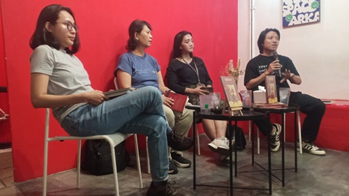 Diskusi buku “Pembangunan untuk Siapa? Kisah Perempuan di Kampung Kami” yang diselenggarakan Konde.co, Marjin Kiri, dan Trend Asia di Yogyakarta pada Senin malam, 22 Desember 2025. Foto Bams.