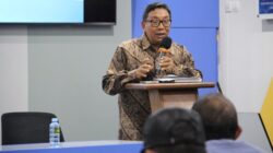 Prof. Asvi Warman Adam dalam acara Orasi Kebudayaan pada Jumat, 12 Desember 2025, di Auditorium FK UII, memperingati Hari HAM Sedunia.