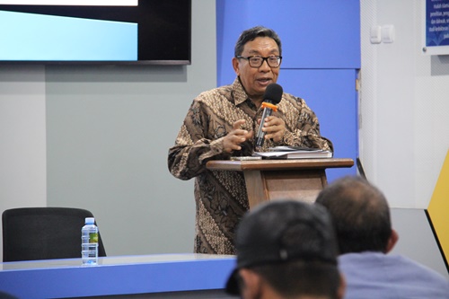 Prof. Asvi Warman Adam dalam acara Orasi Kebudayaan pada Jumat, 12 Desember 2025, di Auditorium FK UII, memperingati Hari HAM Sedunia.