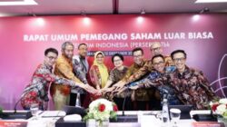 Direktur Utama Telkom Dian Siswarini (keempat dari kiri) bersama jajaran Board of Directors (BOD) TelkomGroup seusai Rapat Umum Pemegang Saham Luar Biasa (RUPSLB), Jumat, 12 Desember 2025.