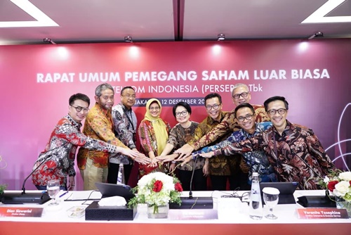 Direktur Utama Telkom Dian Siswarini (keempat dari kiri) bersama jajaran Board of Directors (BOD) TelkomGroup seusai Rapat Umum Pemegang Saham Luar Biasa (RUPSLB), Jumat, 12 Desember 2025.