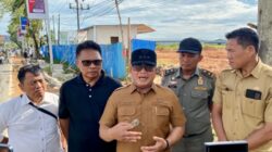 Bupati Sujiwo saat meninjau lokasi proyek pembangunan Living mall pada Selasa, 16 Desember 2025. Foto Jis/Rienews.com.