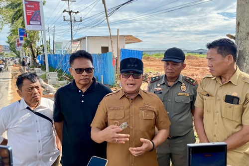 Bupati Sujiwo saat meninjau lokasi proyek pembangunan Living mall pada Selasa, 16 Desember 2025. Foto Jis/Rienews.com.