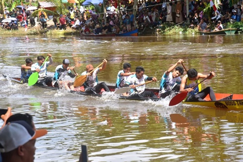 Lomba Sampan Bidar di Kabupaten Kubu Raya, Kalimantan Barat. Foto Istimewa.