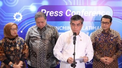 Menteri Yassierli dalam konferensi pers bersama Menteri Koordinator Bidang Perekonomian Airlangga Hartarto, Menteri Pendayagunaan Aparatur Negara dan Reformasi Birokrasi Rini Widyantini, serta Menteri Ekonomi Kreatif Teuku Riefky Harsya di Jakarta, Kamis, 18 Desember 2025. Foto kemnaker.go.id.