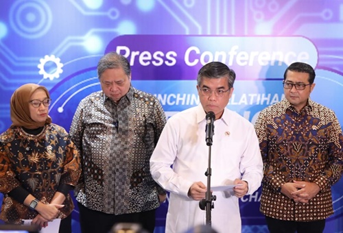 Menteri Yassierli dalam konferensi pers bersama Menteri Koordinator Bidang Perekonomian Airlangga Hartarto, Menteri Pendayagunaan Aparatur Negara dan Reformasi Birokrasi Rini Widyantini, serta Menteri Ekonomi Kreatif Teuku Riefky Harsya di Jakarta, Kamis, 18 Desember 2025. Foto kemnaker.go.id.