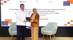 Menko Perekonomian Airlangga Hartarto menerima cinderamata dari Direktur Utama Telkom Dian Siswarini, di acara monitoring pelaksanaan Program Magang Nasional di Telkom Landmark Tower. Foto Istimewa.