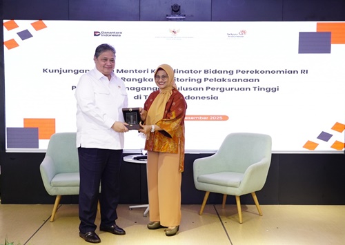 Menko Perekonomian Airlangga Hartarto menerima cinderamata dari Direktur Utama Telkom Dian Siswarini, di acara monitoring pelaksanaan Program Magang Nasional di Telkom Landmark Tower. Foto Istimewa.