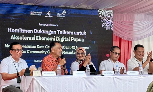 Kiri-kanan: Direktur Wholesale & International Business Service Telkom Honesti Basyir, Komisaris Telkom Rizal Mallarangeng, Direktur Utama Telkom Dian Siswarini, Perwakilan Pemerintah Provinsi Papua, dan EVP Telkom Regional V Amin Soebagyo pada acara peresmian fasilitas edge data center neuCentrIX Telkom ke-28 di Jayapura, Papua, Kamis, 4 Desember 2025.