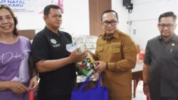 Bupati Kubu Raya Sujiwo secara simbolis menyerahkan paket sembako kepada pihak Gereja Paroki Santo Agustinus pada pelaksanaan Operasi Pasar di Aula Gereja Paroki Santo Agustinus, Desa Parit Baru, Senin, 8 Desember 2025. Foto Istimewa.