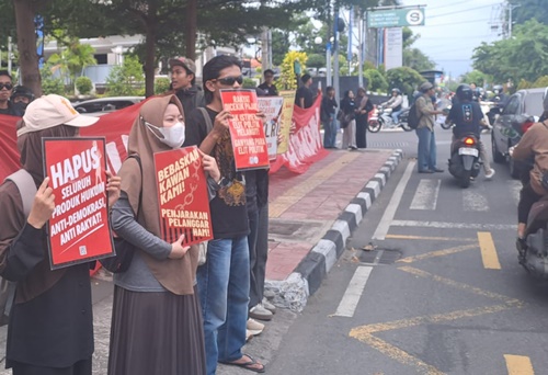 Jogja Memanggil menggelar aksi memperingati Hari HAM Sedunia, Rabu, 10 Desember 2025.
