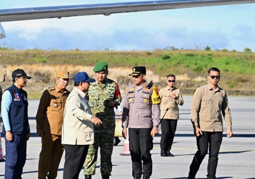 Presiden Prabowo Subianto tiba di Kabupaten Tapanuli Tengah, Provinsi Sumatra Utara, Senin, 1 Desember 2025, meninjau langsung penanganan dampak bencana di Sumatra. Foto Cahyo/BPMI Setpres.