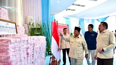 Presiden Prabowo Subianto menyaksikan penyerahan penyelamatan keuangan neRp6,6 triliun hasil penindakan Satuan Tugas Penertiban Kawasan Hutan (Satgas PKH) serta hasil penindakan korupsi ekspor CPO dan impor gula oleh Kejaksaan Agung, di Gedung Utama Kejaksaan Agung, Jakarta, pada Rabu, 24 Desember 2025. Foto: BPMI Setpres/Rusman.