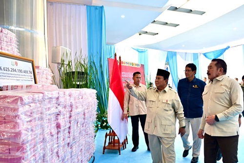 Presiden Prabowo Subianto menyaksikan penyerahan penyelamatan keuangan neRp6,6 triliun hasil penindakan Satuan Tugas Penertiban Kawasan Hutan (Satgas PKH) serta hasil penindakan korupsi ekspor CPO dan impor gula oleh Kejaksaan Agung, di Gedung Utama Kejaksaan Agung, Jakarta, pada Rabu, 24 Desember 2025. Foto: BPMI Setpres/Rusman.