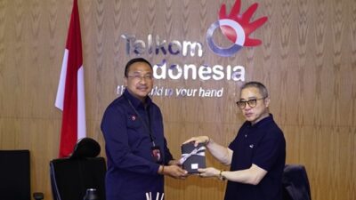 Direktur Network Telkom Nanang Hendarno (kiri) bersama President Director CCSI Peter Djatmiko saat acara penandatanganan Memorandum of Understanding (MoU) antara Telkom dan CCSI di Jakarta pada Senin, 15 Desember 2025.