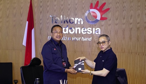 Direktur Network Telkom Nanang Hendarno (kiri) bersama President Director CCSI Peter Djatmiko saat acara penandatanganan Memorandum of Understanding (MoU) antara Telkom dan CCSI di Jakarta pada Senin, 15 Desember 2025.