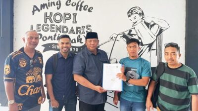 Dedek Martin Kurniawan saat mendaftar sebagai Bakal Calon Ketua Pengcab Ikatan Pencak Silat Indonesia (IPSI) Kota Pontianak.
