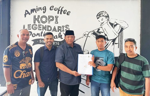 Dedek Martin Kurniawan saat mendaftar sebagai Bakal Calon Ketua Pengcab Ikatan Pencak Silat Indonesia (IPSI) Kota Pontianak.