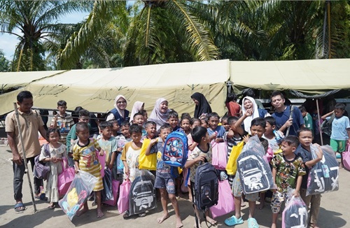 Para relawan Telkom Indonesia menggelar kegiatan trauma healing bagi 130 siswa sekolah dasar di Desa Jabi-Jabi, Kota Subulussalam, Aceh. Foto Istimewa.