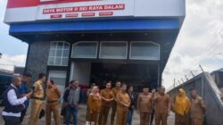 Bupati Kubu Raya, Sujiwo saat meninjau kawasan GT Radial di kawasan Desa Sungai Raya Dalam. Foto Jis/Rienews.com.