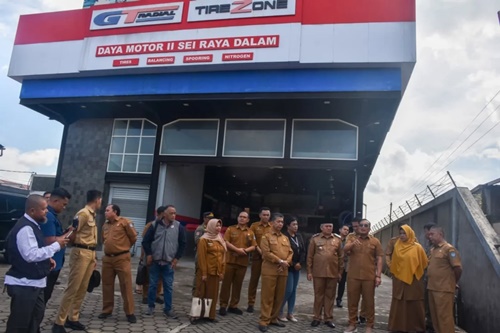 Bupati Kubu Raya, Sujiwo saat meninjau kawasan GT Radial di kawasan Desa Sungai Raya Dalam. Foto Jis/Rienews.com.