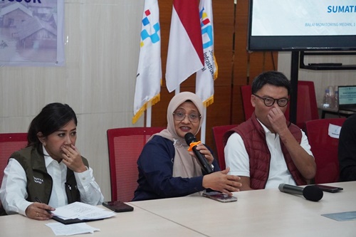 Direktur Utama Telkom Dian Siswarini bersama Menteri Komdigi Meutya Hafid memberikan penjelasan pada rapat koordinasi penanganan akses telekomunikasi bencana Sumatra, di Balai Monitoring Medan, Senin, 1 Desember 2025. Foto Istimewa.
