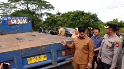 Bupati Kubu Raya, Sujiwo saat meninjau kendaraan berat yang parkir di kawasan Tugu Ali Anyang, Jalan Mayor Alianyang.