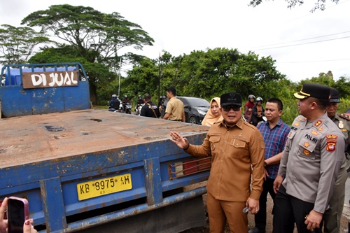 Bupati Kubu Raya, Sujiwo saat meninjau kendaraan berat yang parkir di kawasan Tugu Ali Anyang, Jalan Mayor Alianyang.