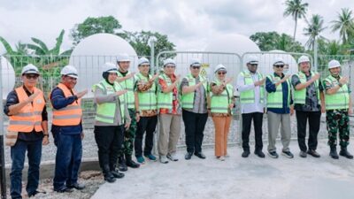Direktur Utama Telkom Dian Siswarini, Komisaris Telkom Rizal Mallarangeng, Direktur Utama Telkomsat Lukman Hakim Abd Rauf, dan EVP Telkom Regional V Amin Soebagyo saat peresmian Community Gateway di Stasiun Bumi Merauke, Kabupaten Merauke, Papua Selatan, Jumat, 5 Desember 2025. Foto Istimewa.