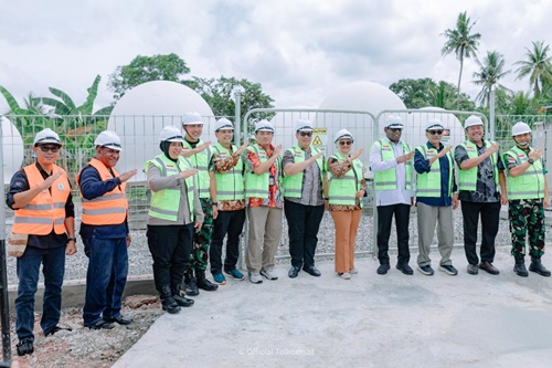 Direktur Utama Telkom Dian Siswarini, Komisaris Telkom Rizal Mallarangeng, Direktur Utama Telkomsat Lukman Hakim Abd Rauf, dan EVP Telkom Regional V Amin Soebagyo saat peresmian Community Gateway di Stasiun Bumi Merauke, Kabupaten Merauke, Papua Selatan, Jumat, 5 Desember 2025. Foto Istimewa.