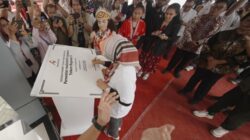 Direktur Utama Telkom Dian Siswarini saat menandatangani prasasti peresmian neuCentrIX Jayapura pada Kamis, 4 Desember 2025. Foto Istimewa.