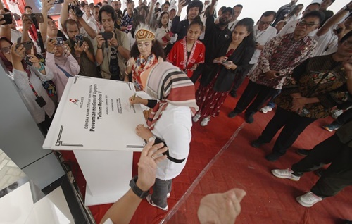 Direktur Utama Telkom Dian Siswarini saat menandatangani prasasti peresmian neuCentrIX Jayapura pada Kamis, 4 Desember 2025. Foto Istimewa.