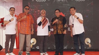 Keterangan foto kiri-kanan: Direktur Wholesale & International Business Service Telkom Honesti Basyir, Komisaris Telkom Rizal Mallarangeng, Direktur Utama Telkom Dian Siswarini, Perwakilan Pemerintah Provinsi Papua, dan EVP Telkom Regional V Amin Soebagyo pada acara peresmian fasilitas edge data center neuCentrIX Telkom ke-28 yang berlokasi di Jayapura, Papua. Foto Istimewa.