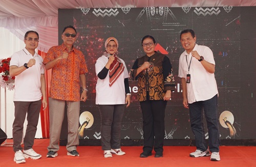 Keterangan foto kiri-kanan: Direktur Wholesale & International Business Service Telkom Honesti Basyir, Komisaris Telkom Rizal Mallarangeng, Direktur Utama Telkom Dian Siswarini, Perwakilan Pemerintah Provinsi Papua, dan EVP Telkom Regional V Amin Soebagyo pada acara peresmian fasilitas edge data center neuCentrIX Telkom ke-28 yang berlokasi di Jayapura, Papua. Foto Istimewa.