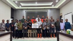 Penyaluran dana tunggu hunian (DTH) bagi warga terdampak bencana banjir bandang dan longsor di Kabupaten Aceh Tamiang, Aceh. Foto BNPB.